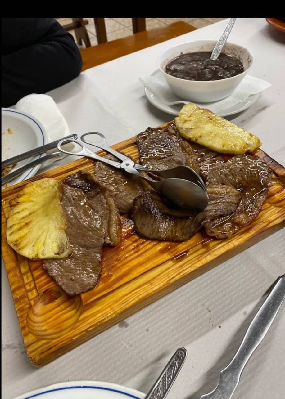 Naco na tábua com ananás